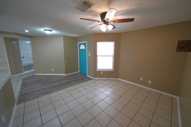 Building Photo - Updated Single Story in Schertz! Realtor Commission: $500