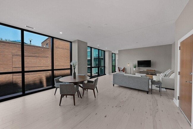 Building Photo - 250 W Spring St