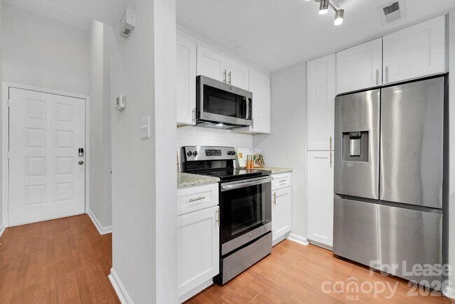 Building Photo - 300 S Cedar St