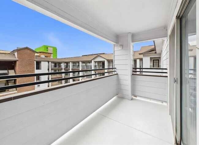 Building Photo - 501 W 26th St