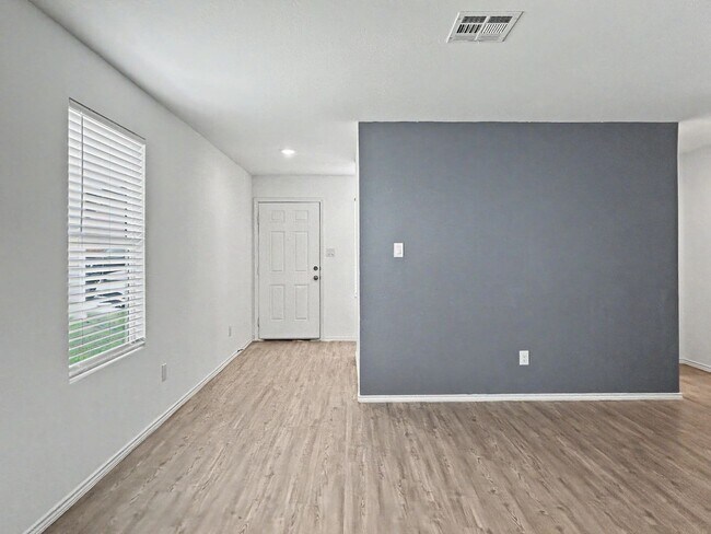 Building Photo - Charming Single-Story Converse Home