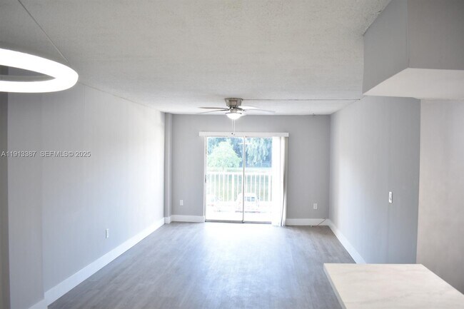 Building Photo - 16465 NE 22nd Ave