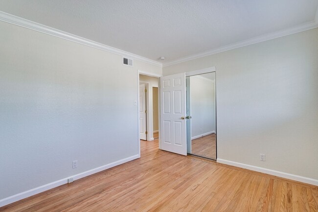 Building Photo - Charming & Refreshed Well-Maintained 4 Bed...