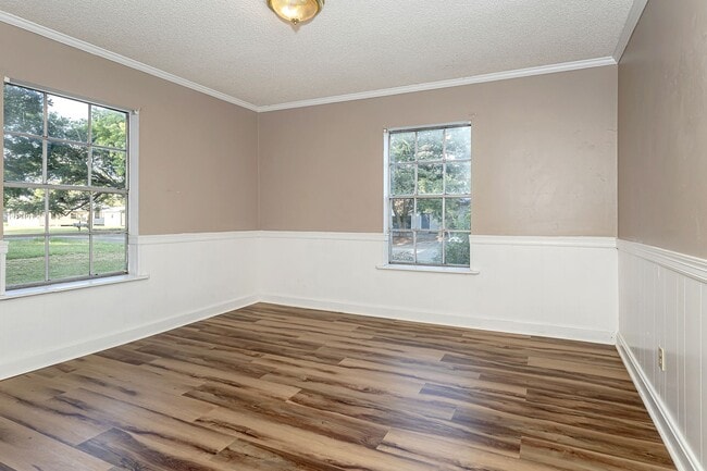 Building Photo - Cute 2 Bedroom Home