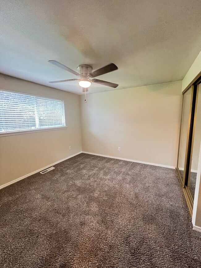 Building Photo - 3 Bedroom home in desirable neighborhood!