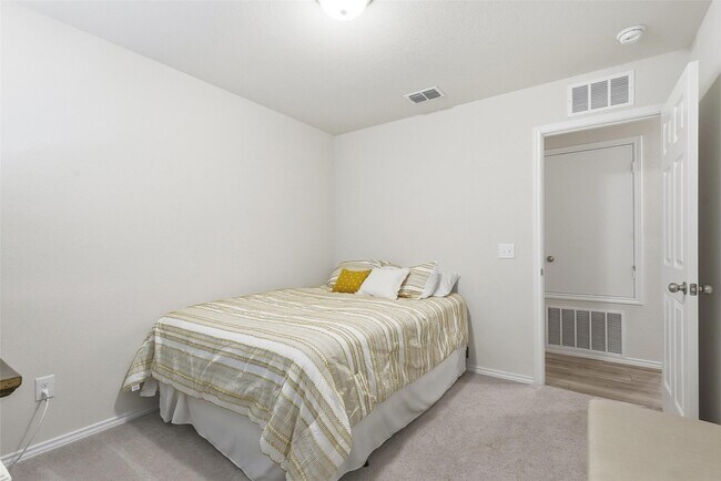 Building Photo - 10101 Newtown Dr