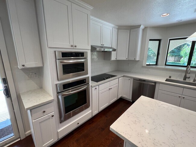 Building Photo - Extraordinary home with expansive yard on a flag lot in Mountain View.  Great Location and Schools.