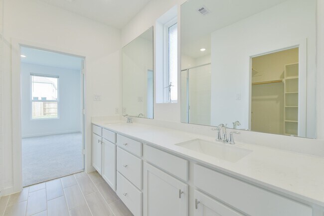 Building Photo - 5815 Linda Cv Ln