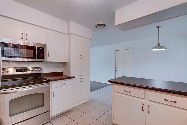 Building Photo - 1304 Loma Dr