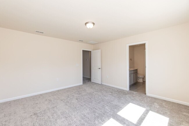 Building Photo - Three Bedroom Home!