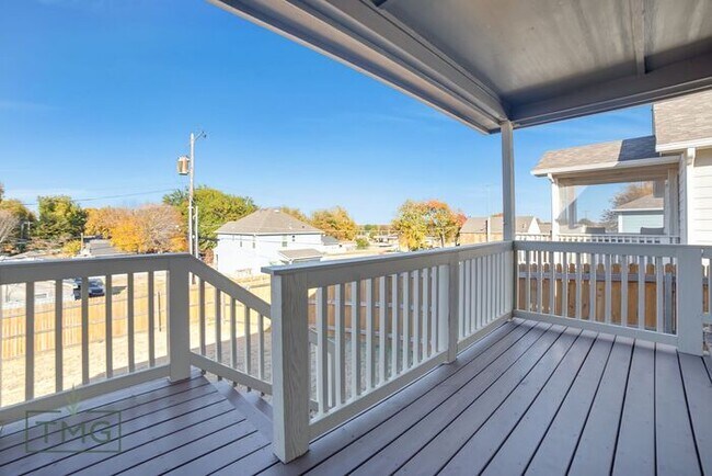 Building Photo - Charming Craftsman | 4 Bed, 2 Bath | 2-Car...