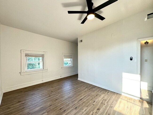 Building Photo - 4 bed/2 full bath Rental on Warner - Mins ...