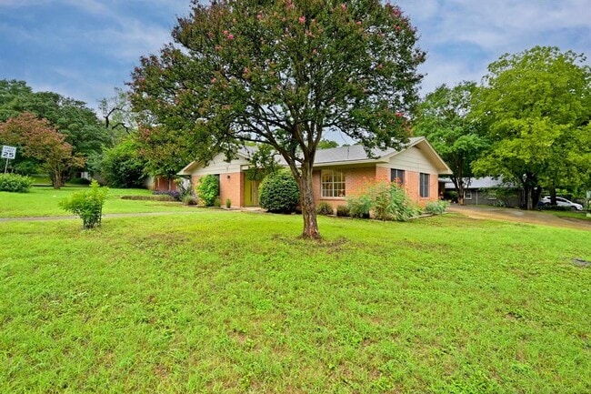 Building Photo - 2000 Meadowridge Dr
