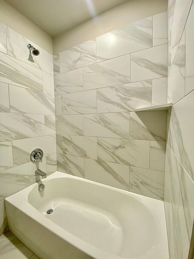 Building Photo - 4 Bed 2 Bath, w/Office in Deer Creek Schools