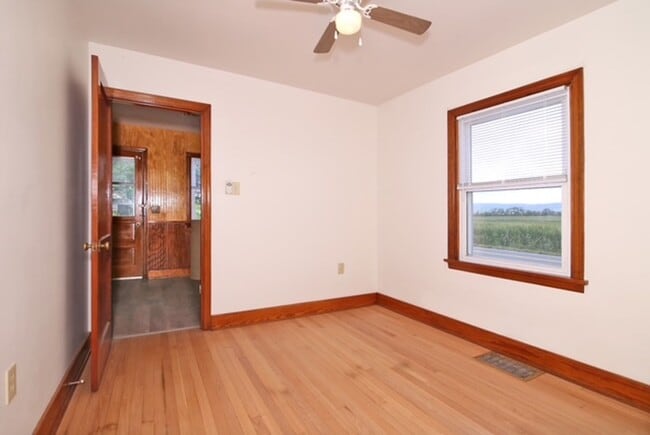 Building Photo - Fredericksburg 3 bedroom w 2 car garage