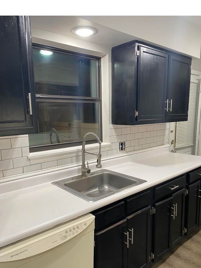 Building Photo - Cozy 3-Bedroom Townhome Close to Base and Shopping