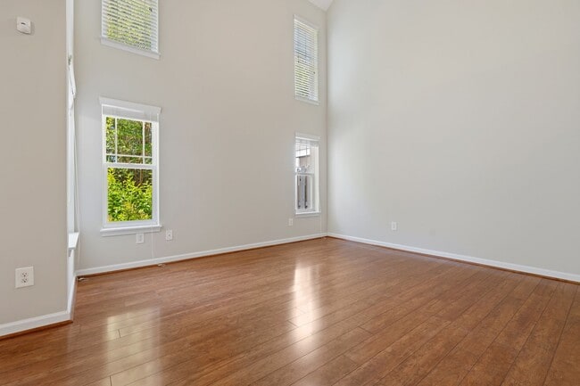Building Photo - 3 Bedroom Townhouse in Braddock Park Community - Available May 8!