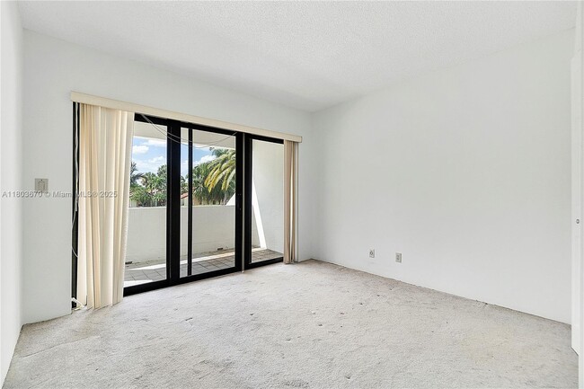 Building Photo - 398 Fern Dr