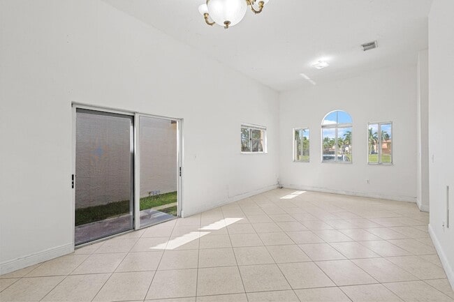 Building Photo - 2552 NE 41st Ave