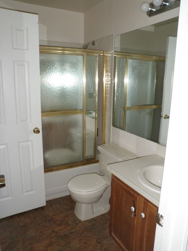Building Photo - 3 BEDROOMS W/2 FULL BATHS, 2nd FLOOR UNIT