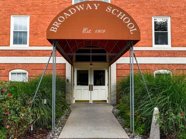 Building Photo - 6 School St