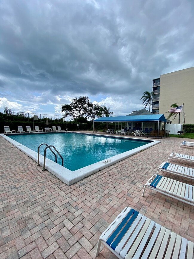 Building Photo - Great Condo in Boca Teeca remodeled Building