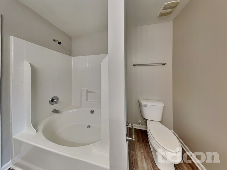 Building Photo - 9514 Parkridge Dr