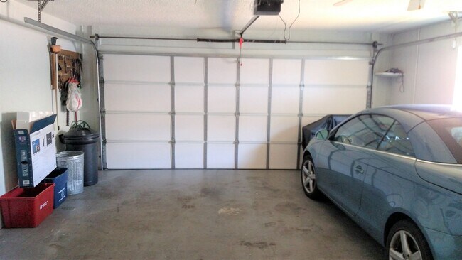 Building Photo - Seasonal Short-Term Single-Family Home located in Meadow Run at Jacaranda!