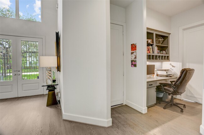 Building Photo - 4806 Wedgewood Dr