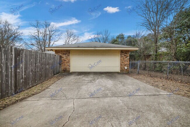 Building Photo - 213 Gregory Dr