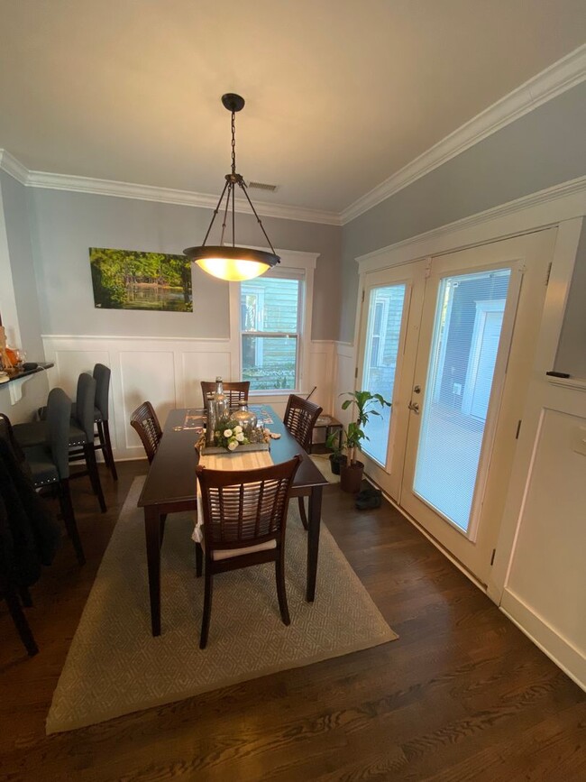 Building Photo - Beautiful Downtown home