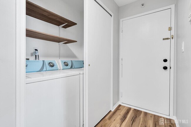 Building Photo - 812 Green Hollow Dr