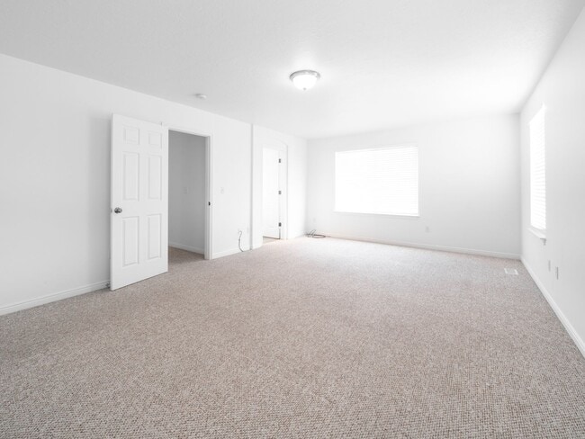 Building Photo - 4 Bedroom - 2.5 Bathroom House in Provo