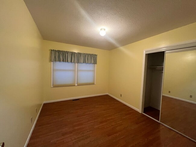 Building Photo - 3 Bedroom 2 Full Bath and a Short Walk to ...