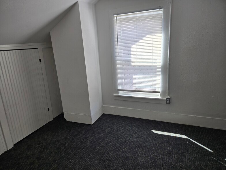 Building Photo - 714 E Maple Ave