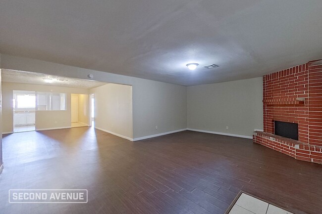 Building Photo - LIMITED TIME: $725 off second month’s rent...