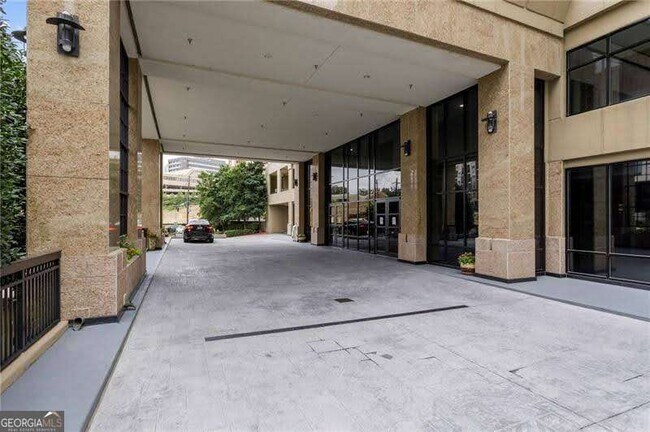 Building Photo - 3481 Lakeside Dr NE