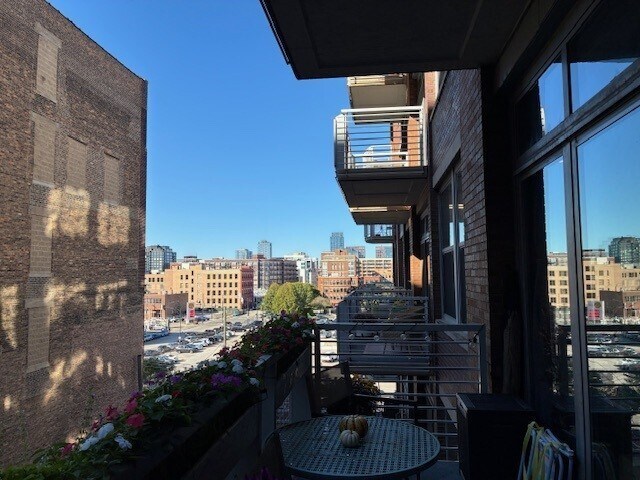 Building Photo - 933 W Van Buren St