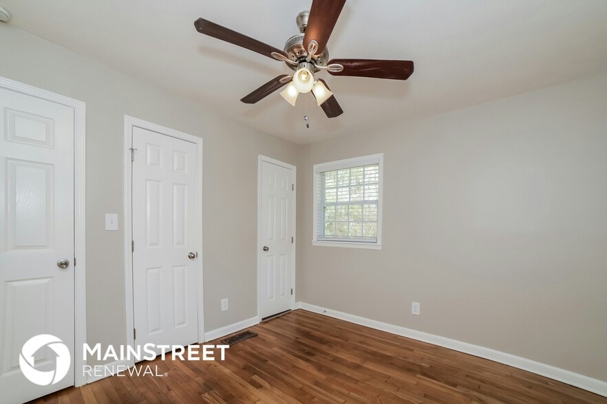 Building Photo - 3553 Highwood Dr SW