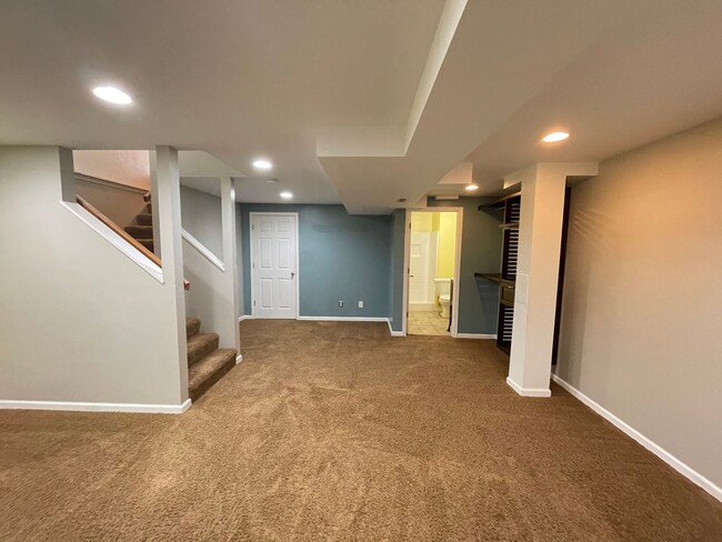 Building Photo - Move In Ready! 2 bed/4 bath townhouse with...