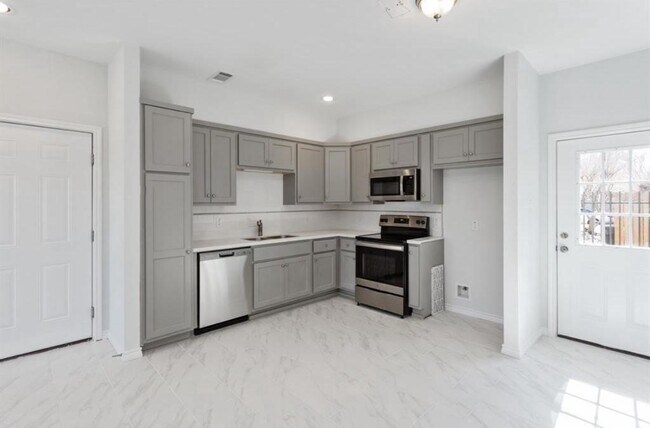 Building Photo - 11623 Waldemar Dr