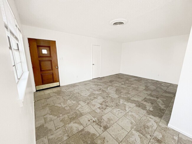 Building Photo - 2612-2614 East Sunset Circle