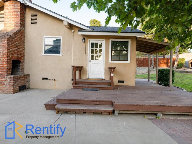 Building Photo - Charming 3bed/2bath Rustic Mid-Century Home
