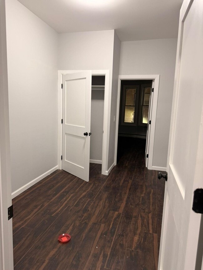 Building Photo - 906 Summit Ave