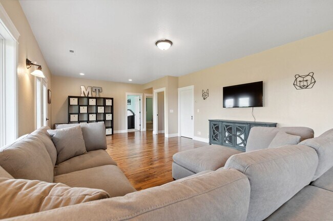 Building Photo - 5-bedroom, 3-bathroom furnished home in Ka...