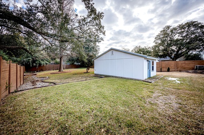 Building Photo - 3 Bedroom 2 Bath Downtown Ocean Springs