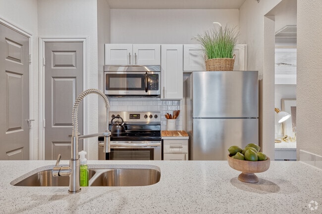 1BR, 1BA - 668SF - Legends Lake Creek