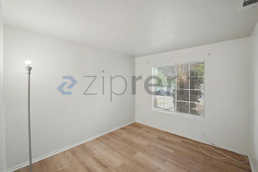 Building Photo - Unit