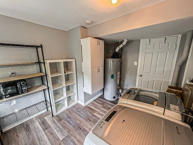 Building Photo - Magnificent 5 Bed 3 Bath Colonial Home Sit...