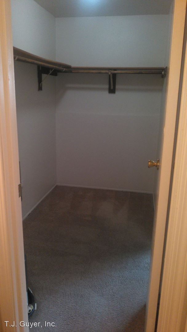 Building Photo - 1 br, 1 bath Apartment - 4702 108th Street...